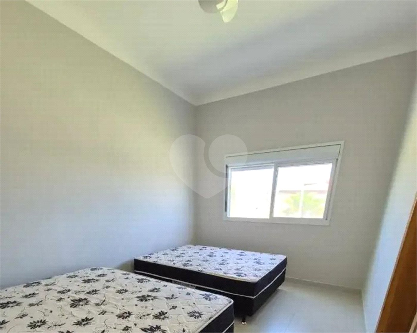 Casa à venda com 3 suítes no condomínio Chácaras Arumã, Sarapuí - SP