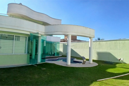Casa à venda com 3 suítes no condomínio Figueira Garden, Atibaia - SP
