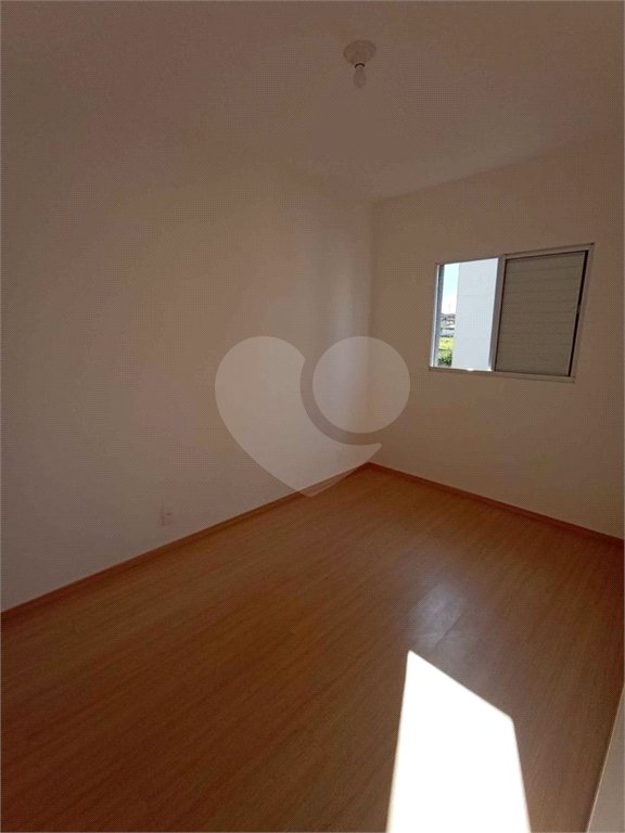 Apartamento no Condomínio Parque dos Jacarandás.