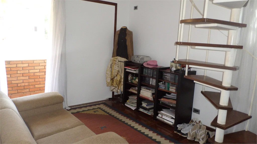 Sobrado à venda com 4 suítes em Recanto Impla, Carapicuíba, SP