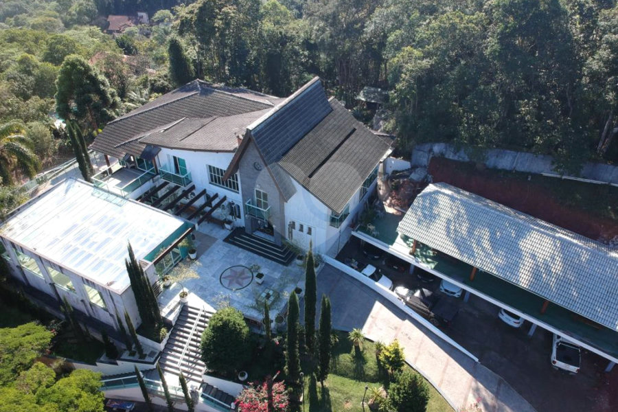 Casa à venda com 6 quartos, sendo 5 suítes, no condomínio Alpes da Cantareira, Mairiporã - SP
