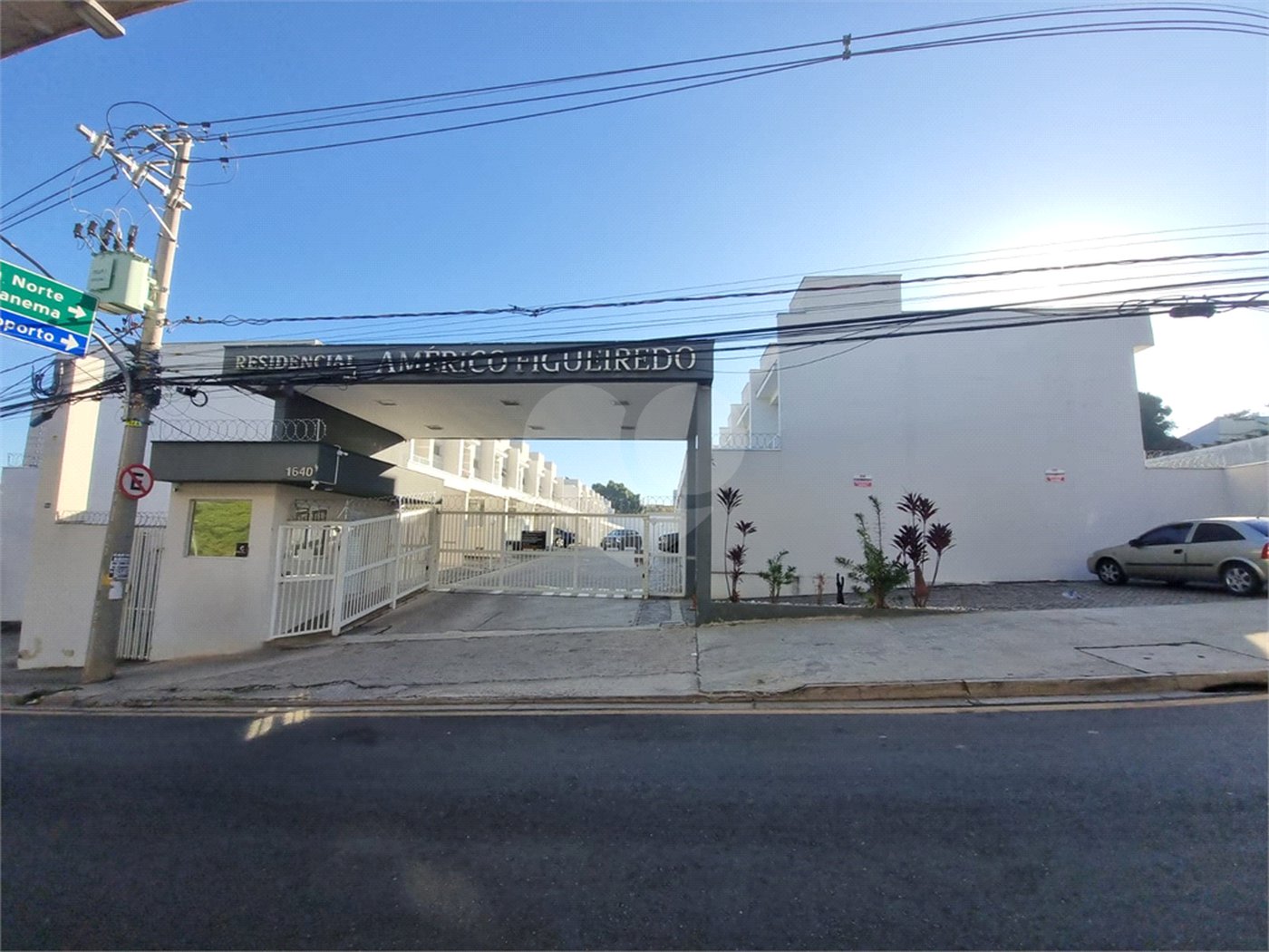 Casa à venda com 3 quartos, sendo 1 suíte, no condomínio Residencial Américo Figueiredo, Sorocaba - SP