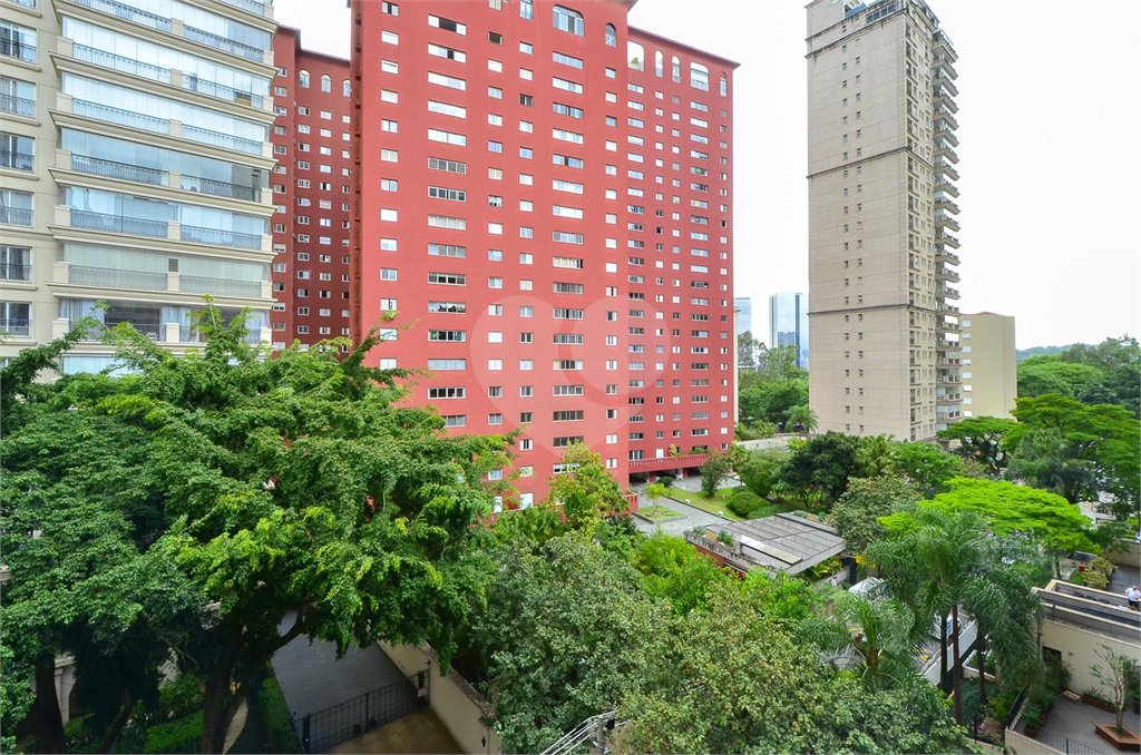 Apartamento à venda com 3 quartos, sendo 1 suíte,  em Itaim Bibi, São Paulo, SP
