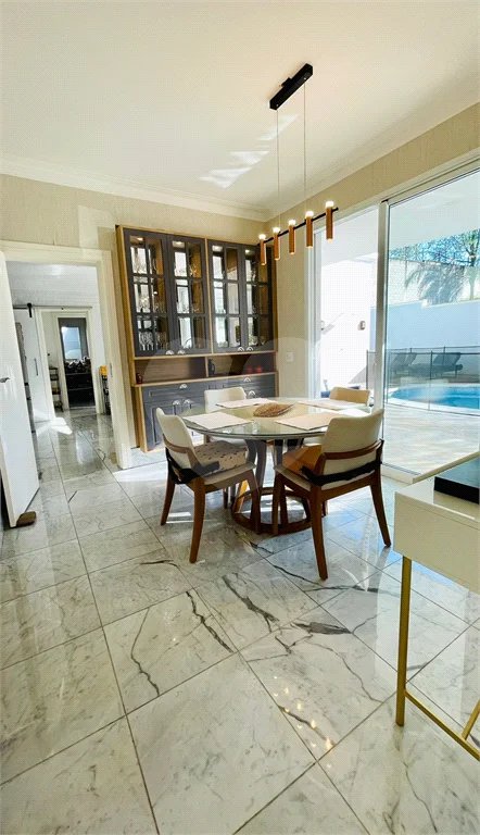 Belíssima casa à venda com 700 m² no Condomínio Tamboré, em Alphaville!!!