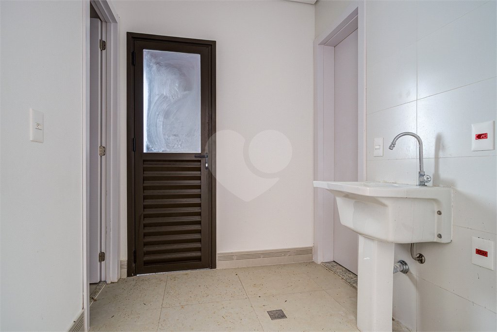 Casa à venda ou para alugar com 3 suítes no condomínio Jardim Flora, São Paulo - SP
