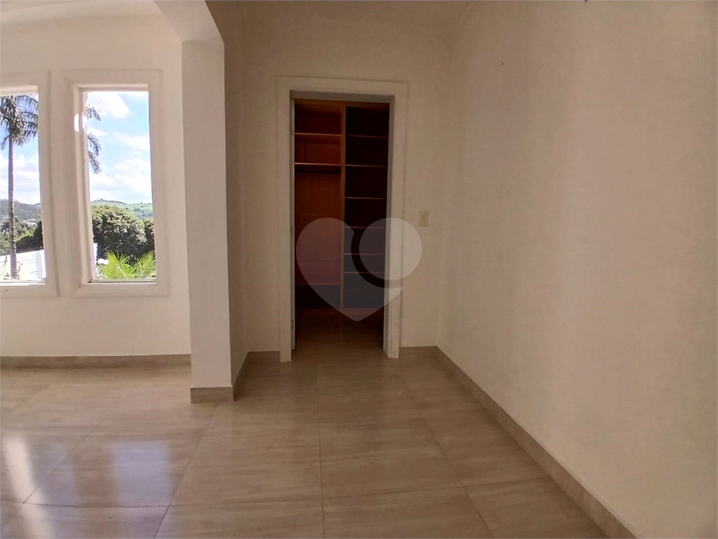 Casa à venda com 4 quartos, sendo 2 suítes, no condomínio Flamboyant, Atibaia - SP