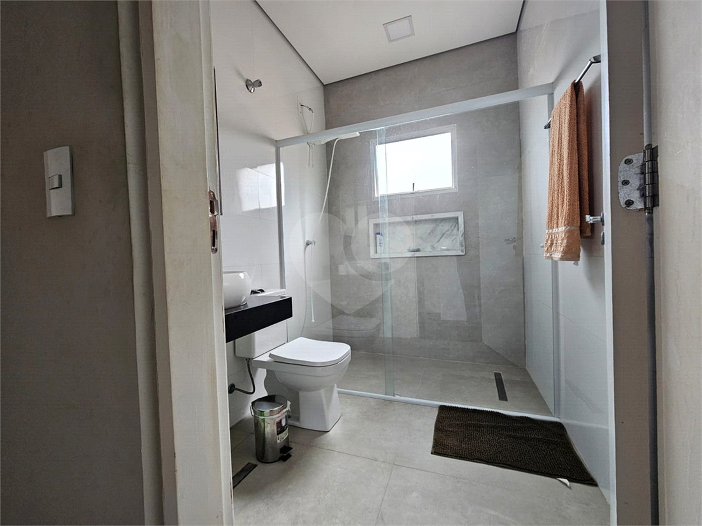 Casa à venda com 4 quartos, sendo 1 suíte,  no condomínio Jardim Shangri-lá, Atibaia - SP