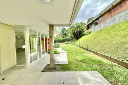 Casa à venda com 4 suítes no condomínio Recanto Impla, Carapicuíba - SP