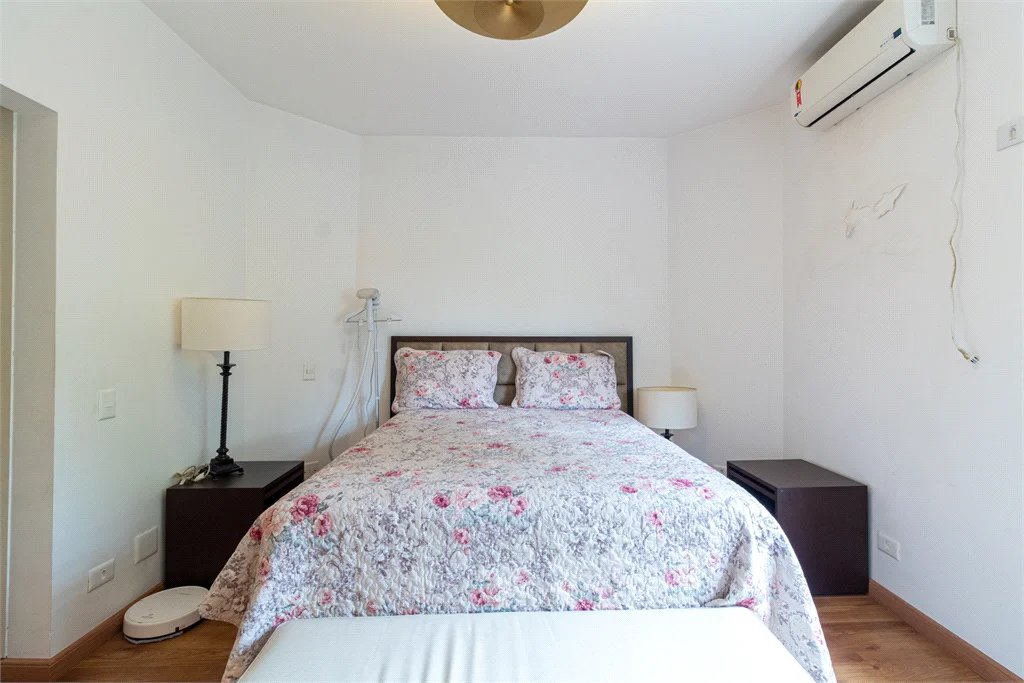 Casa à venda com 4 quartos, sendo 2 suítes, no condomínio Vila das Flores, São Paulo - SP
