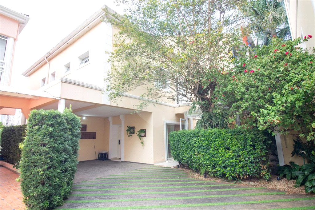 Casa à venda com 4 quartos, sendo 3 suítes, no condomínio Residencial Sans Souci, São Paulo - SP