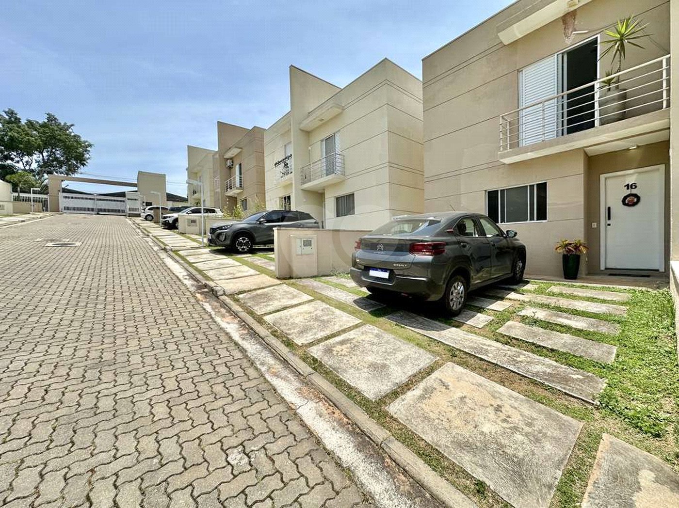 Casa à venda com 3 quartos, sendo 1 suíte, no condomínio Villaggio Viana, Cotia - SP