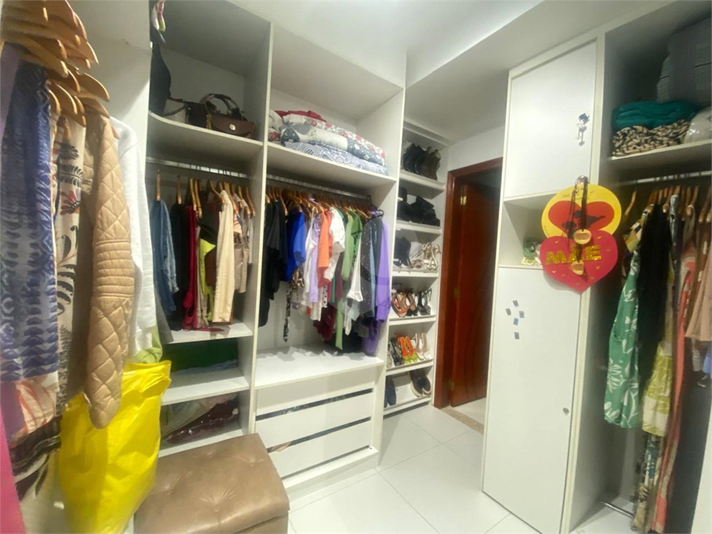 Casa à venda com 4 quartos, sendo 3 suítes, no condomínio Marc Ferez, Rio de Janeiro - RJ