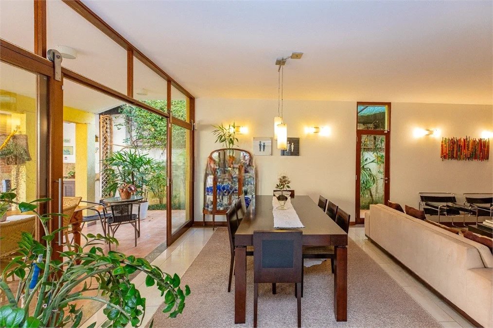 Sobrado à venda com 4 quartos, sendo 2 suítes, em Vila Madalena, São Paulo, SP