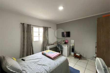 Sobrado à venda com 3 quartos, sendo 1 suíte, em Lopes de Oliveira, Sorocaba, SP