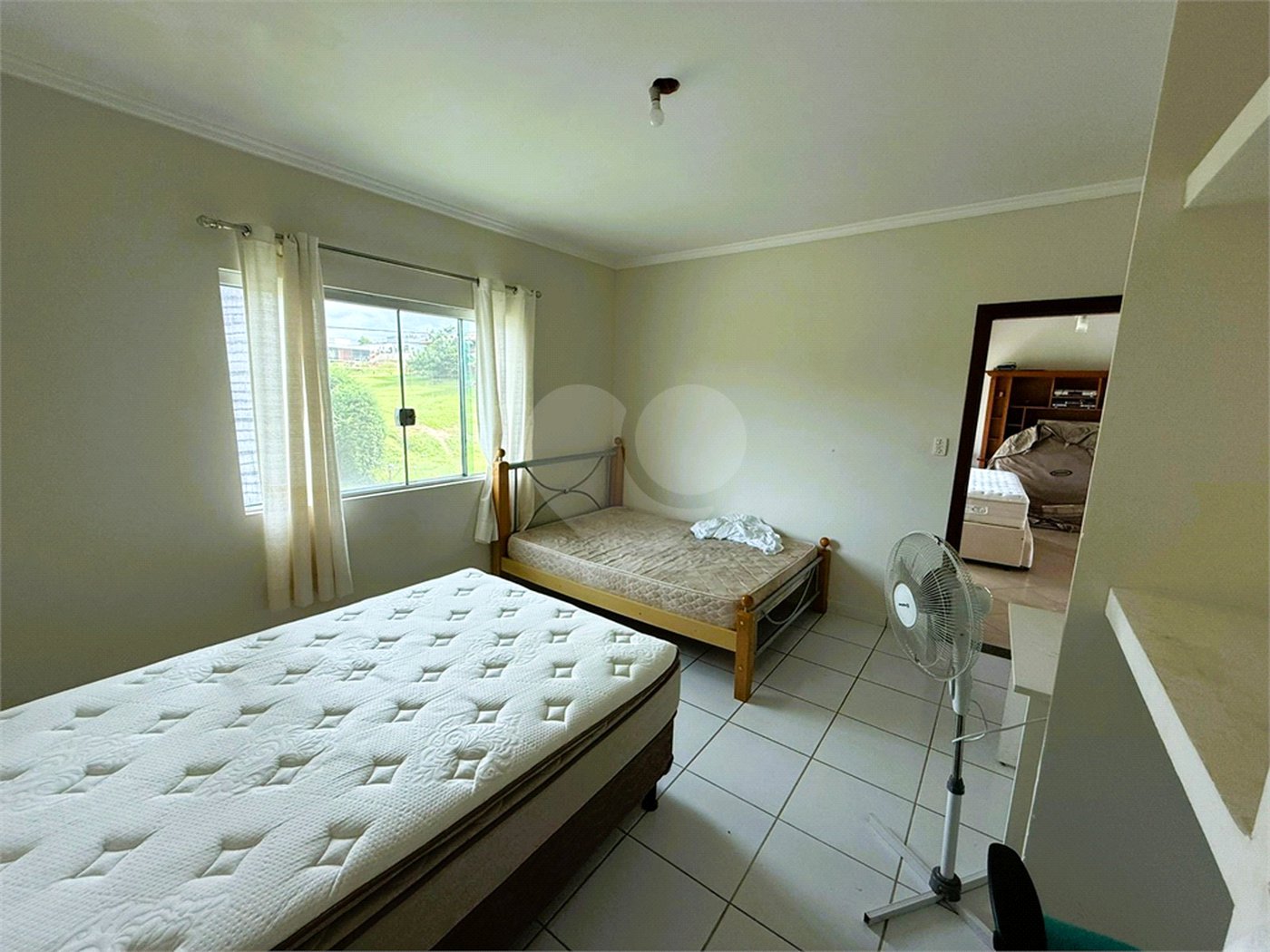 Casa à venda com 4 quartos, sendo 3 suítes, no condomínio Village da Serra, Araçoiaba da Serra - SP