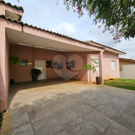 Casa à venda com 4 quartos, sendo 1 suíte,  no condomínio Jardim Shangri-lá, Atibaia - SP