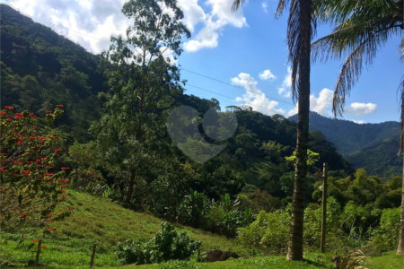 Fazenda à venda com 7 quartos, sendo 3 suítes, em Professor Souza, Casimiro de Abreu, RJ