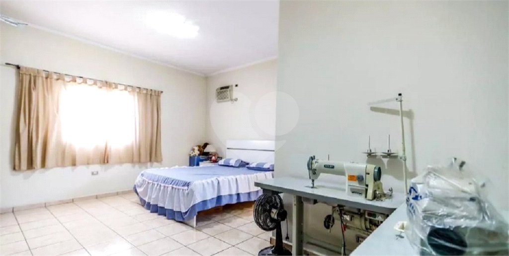 sobrado de 3 andares, sendo o terceiro andar de lazer com churrasqueira, um salão amplo e varanda