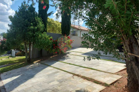 Casa à venda com 4 quartos, sendo 2 suítes, no condomínio Marambaia, Vinhedo - SP