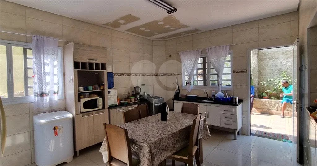 Casa à venda com 3 quartos, sendo 1 suíte, no condomínio Chácaras do Lago, Vinhedo - SP