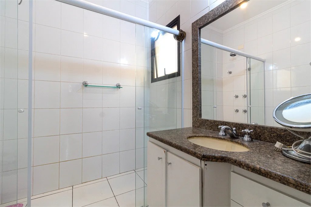 Casa à venda com 4 quartos, sendo 2 suítes, no condomínio Vila das Flores, São Paulo - SP