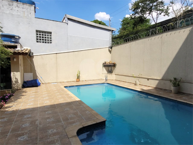Sobrado à venda com 4 quartos, sendo 3 suítes,  em Horto, São Paulo, SP