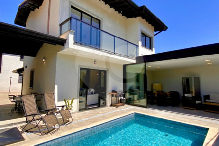 Casa à venda com 3 quartos, sendo 2 suítes, no condomínio Residencial Marchant Buarque, Atibaia - SP