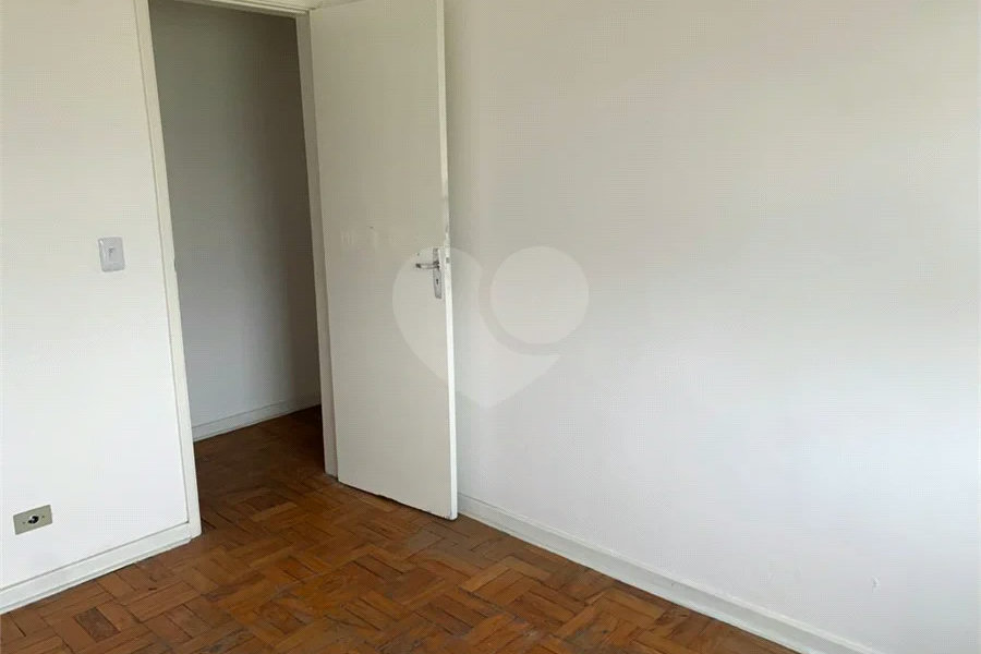 Casa espaçosa com 3 quartos, suíte, quintal e 2 vagas na Vila Santa Catarina