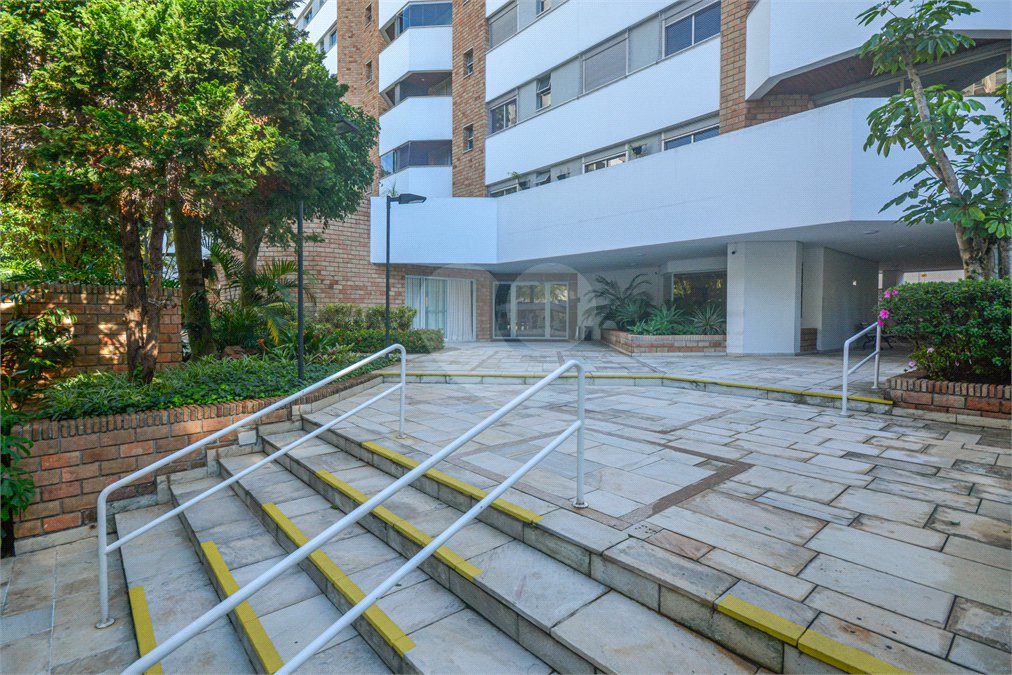 Apartamento à venda com 4 quartos, sendo 1 suíte, em Moema, São Paulo, SP