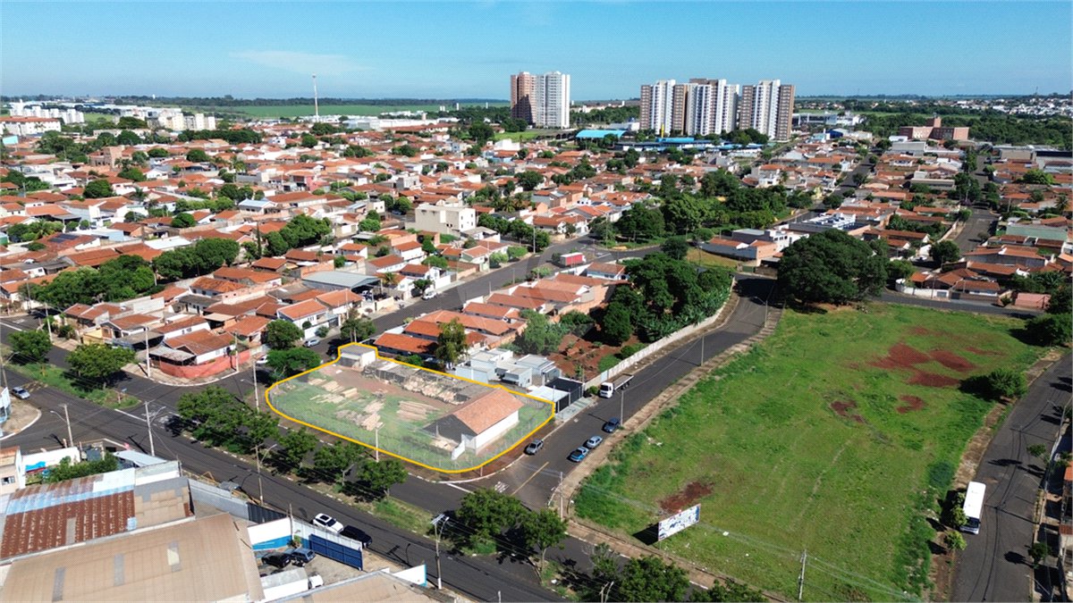 Terreno à venda em Parque Laranjeiras, Araraquara, SP