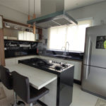 Casa à venda com 4 suítes no condomínio Figueira Garden, Atibaia - SP