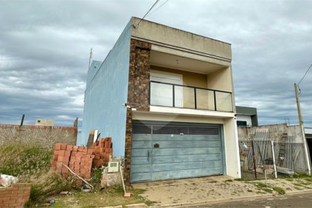 Sobrado a venda com 3 dormitorios sendo 1 suite com closet e varanda no bairro Arcoville