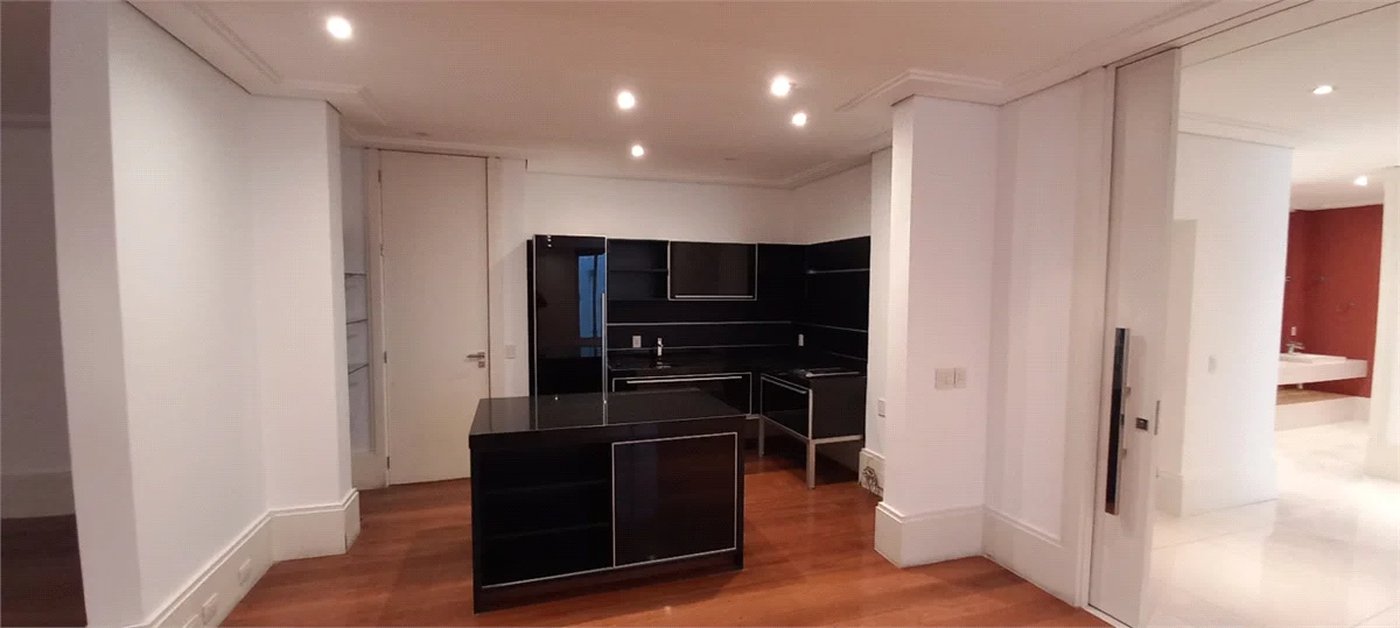 Sobrado à venda ou para alugar com 7 quartos, sendo 4 suítes, em Cidade Jardim, São Paulo, SP
