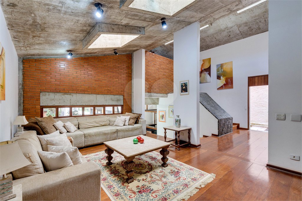Sobrado à venda com 4 quartos, sendo 1 suíte, em Alto da Boa Vista, São Paulo, SP