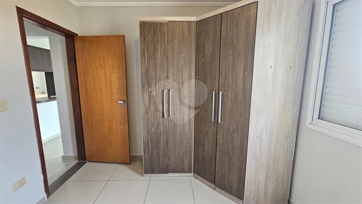 Apartamento Locação Condomínio Anguri com 02 dormitórios com Ar e Sacada