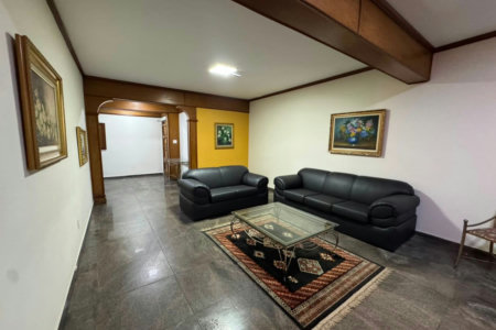 Apartamento com 2 dormitórios e suíte + dependência de serviço completa na Ponta da Praia – Localização privilegiada próximo à Praça Dino Bueno