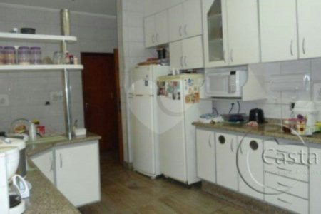 Casa térrea com salas comerciais em anexo à venda na região da Moóca