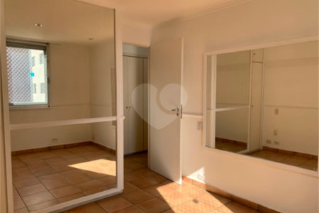 Apartamento à venda com 3 quartos, sendo 1 suíte, em Alto da Boa Vista, São Paulo, SP