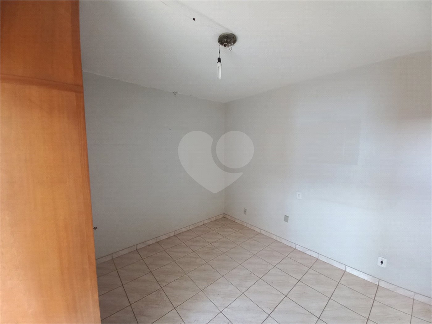 Casa Térrea com 3 dormitórios, sendo 1 suíte.