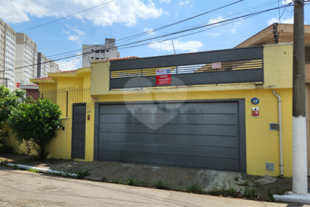 Sobrado em Santo Amaro com 3 dormitórios, uma suíte e 5 vagas
