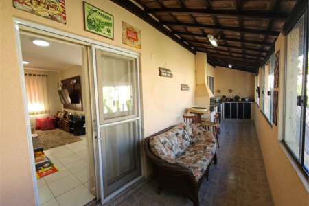 Casa à venda com 4 quartos, sendo 2 suítes, em Jardim Meny, São Roque, SP