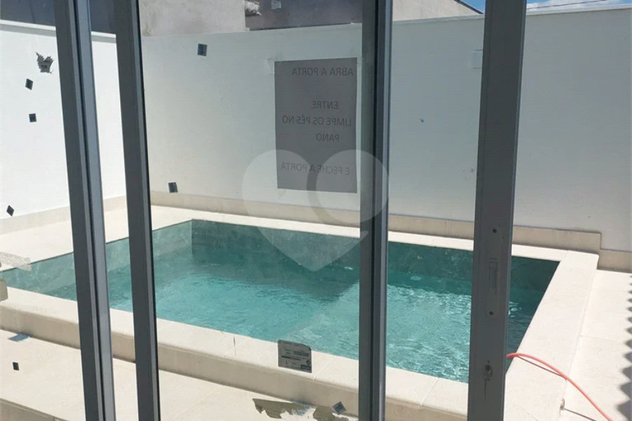 Sobrado recém-construído com 3 dormitórios em condomínio fechado em Piracicaba-SP.