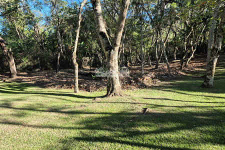 Casa Pé na Água em Atibaia com Acesso à Represa e Mais de 3.000 m² de Natureza