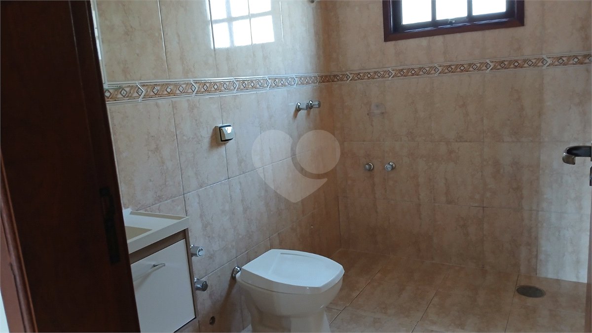 Casa em condomínio para alugar com 3 quartos, sendo 1 suíte, em Vila Petrópolis, Atibaia, SP