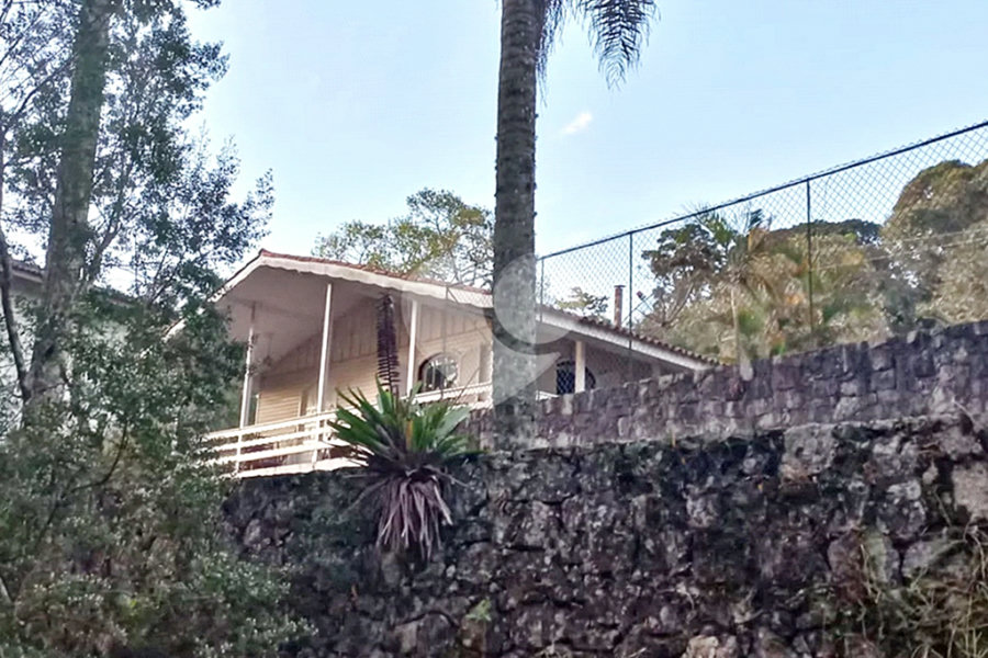 Casa à venda com 4 quartos, sendo 1 suíte,  no condomínio Parque Imperial da Cantareira, Mairiporã - SP