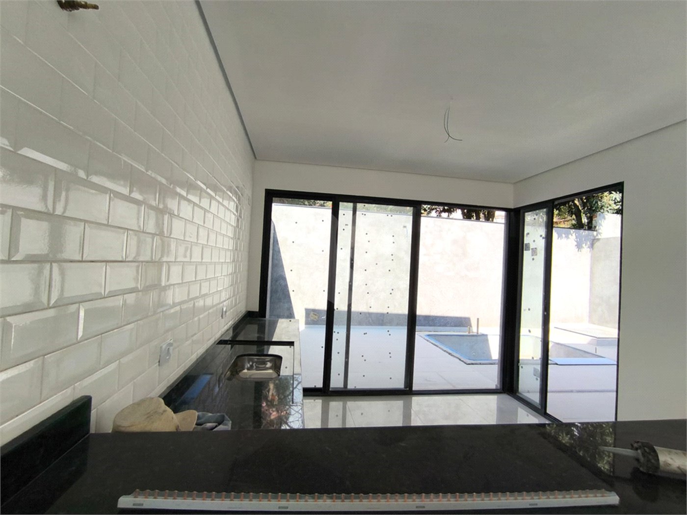 Casa à venda com 3 quartos, sendo 1 suíte, no condomínio Villagio Brasil, Atibaia - SP
