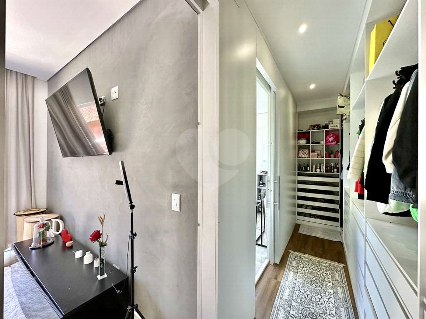 Casa à venda com 4 quartos, sendo 3 suítes, no condomínio Vilarejo, Carapicuíba - SP