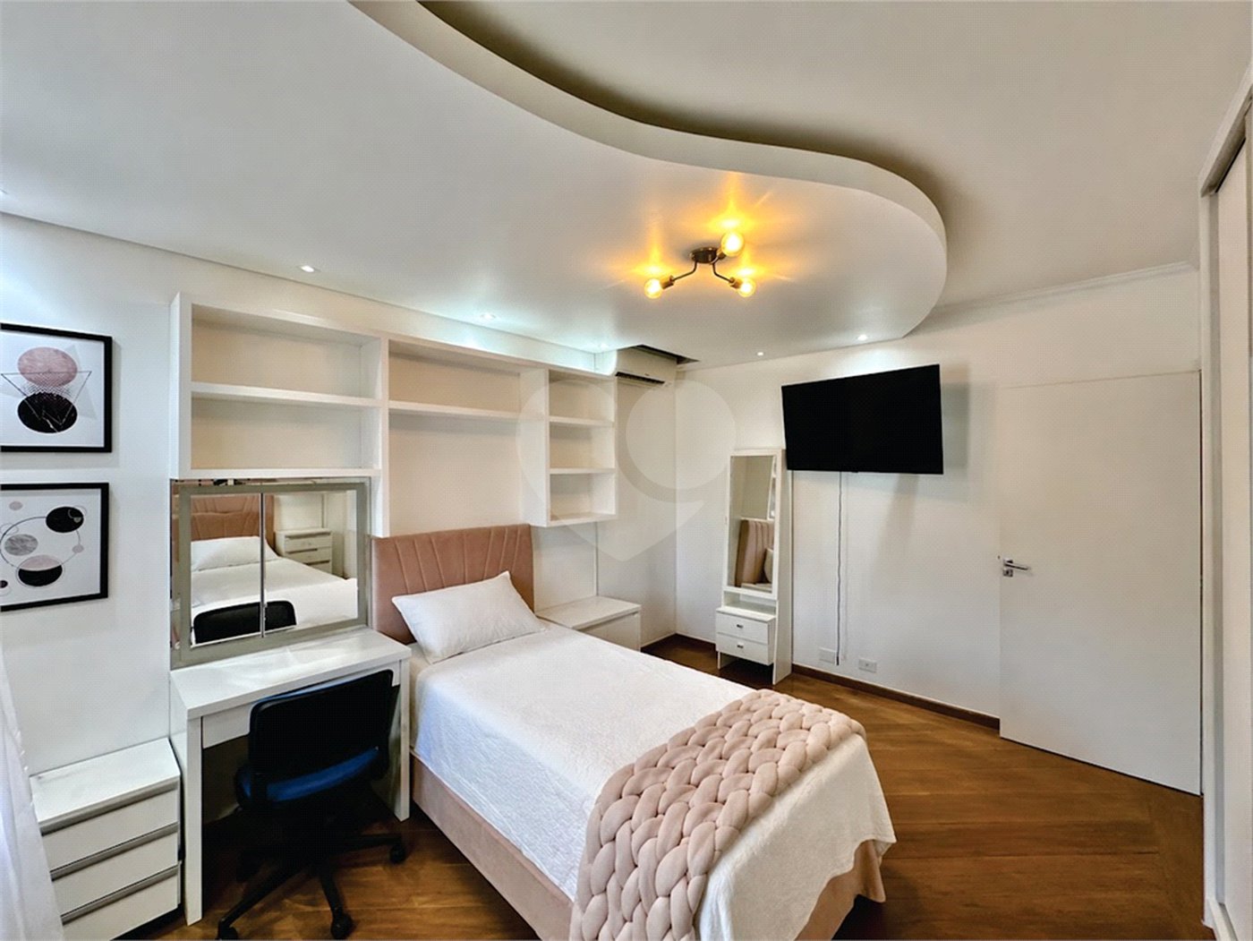 Casa à venda com 4 quartos, sendo 2 suítes,  no condomínio Granja Vianna II, Cotia - SP