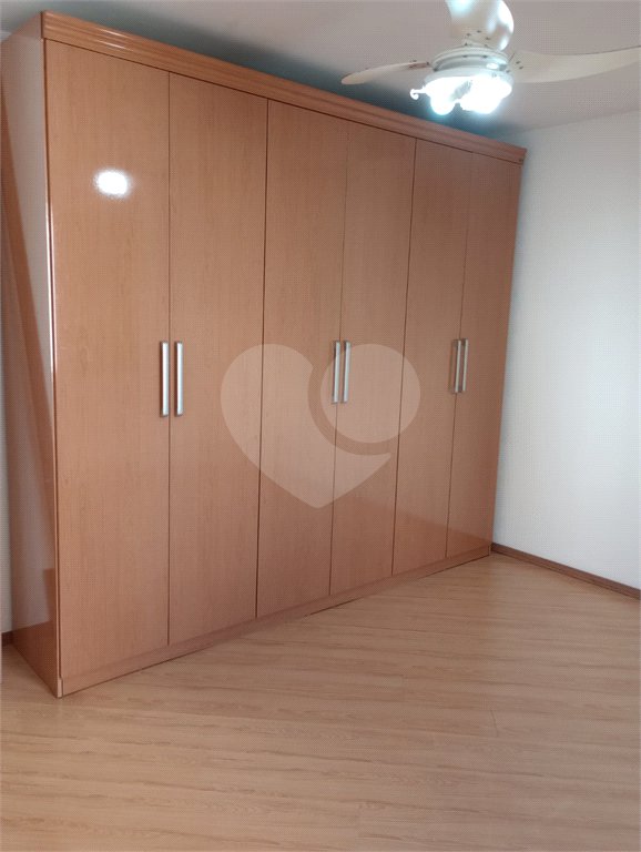 01 Dormitório, todo reformado, Semi Mobiliado com 01 Vaga de Garagem
