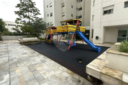 Apartamento de 155 m² com 4 dormitórios, varanda e 2 vagas de garagem. Condomínio com piscinas adulto, infantil e aquecida, lazer e portaria 24 horas.
